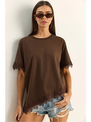 Shade Kadın Bisiklet Yaka Dantel Detaylı Asimetrik Kesim Oversize T-Shirt