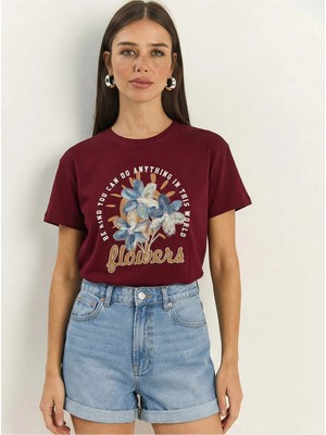 Shade Kadın Kabartma Çiçek Aplikeli Yazı Baskılı Basic T-Shirt