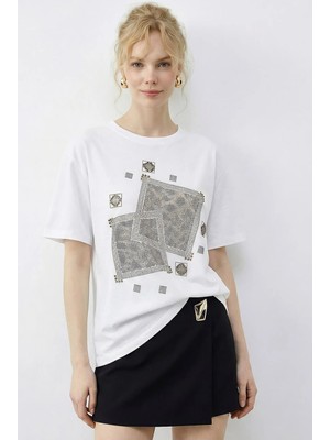 Shade Kadın Taş Baskılı Leopar Desenli Bisiklet Yaka Regular Fit T-Shirt