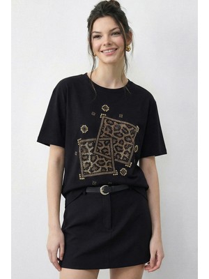 Shade Kadın Taş Baskılı Leopar Desenli Bisiklet Yaka Regular Fit T-Shirt