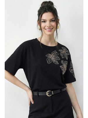 Shade Kadın Boncuk Taş Işlemeli Çiçek Desenli Kol Detaylı Bisiklet Yaka T-Shirt