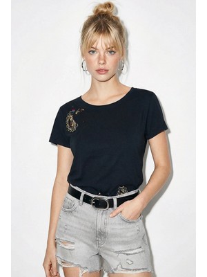 Shade Kadın %100 Pamuk El Işi Nakış Detaylı Premium Tasarım T-Shirt
