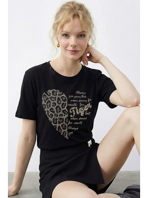 Shade Kadın Leopar Kalp Taş Işlemeli Bisiklet Yaka Regular Fit T-Shirt