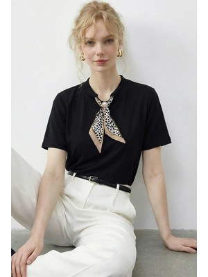Shade Kadın Tokalı Fular Detaylı Basic T-Shirt