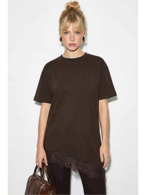 Shade Kadın Dantel Detaylı Asimetrik Kesim Kısa Kollu T-Shirt