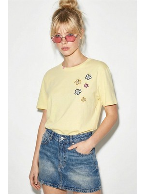 Shade Kadın %100 Pamuk El Işi Çiçek Nakış Detaylı Premium Tasarım T-Shirt