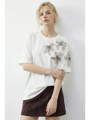 Shade Kadın Boncuk Taş Işlemeli Çiçek Desenli Kol Detaylı Bisiklet Yaka T-Shirt
