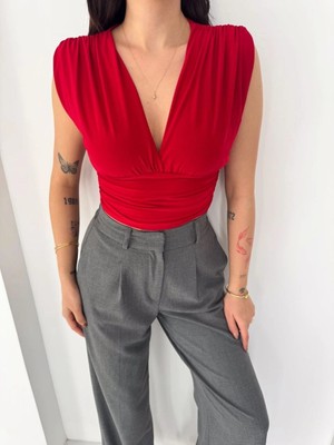Beta Moda Hub Kadın Vatkalı Kolsuz V Yaka Drapeli Crop Bluz Likralı Fit - Kırmızı