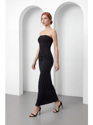 Lafaba Kadın Siyah Straplez Yaka Aksesuar Detay Maxi Davet Elbisesi