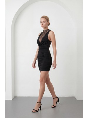 Lafaba Kadın Siyah Dantel Detay Derin Degaje Yaka Mini Abiye & Mezuniyet Elbise