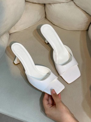 Erva'nın Butiği Beyaz Rugan (Kolly) Küt Burun Kadın Topuklu Terlik