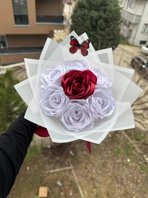 Buket Dünyası ANNELER GÜNÜ 7 Li Solmayan Gül Buketi Beyaz Gül Ortası Tek Bordo Dışı Beyaz