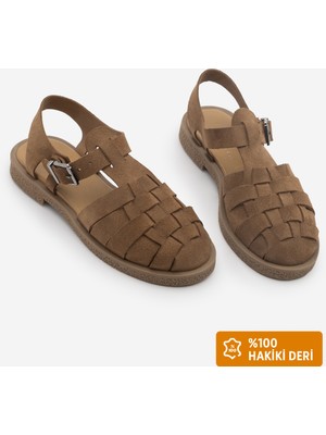 Marjin Kadın Hakiki Deri Bilekten Bantlı Tokalı Önü Kapalı Şeritli Günlük Sandalet Vesola Camel Süet