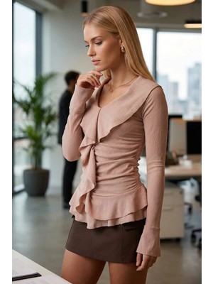 Armonika Kadın Bej Yakası Fırfırlı Kolları Volanlı Büzgülü Bluz ARM-26K001079