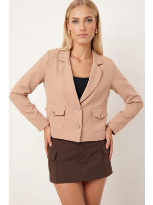 Armonika Kadın Bej Erkek Yaka Kare Cepli Crop Ceket ARM-26K001026