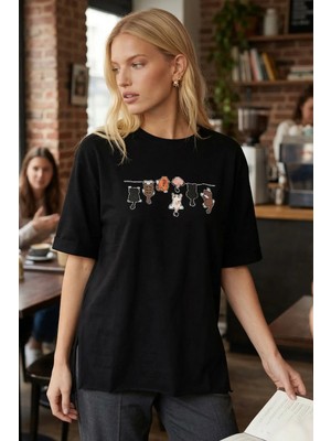 Armonika Kadın Siyah Önü Kedi Baskılı Yanları Yırtmaçlı Pamuklu T-Shirt ARM-26Y137002
