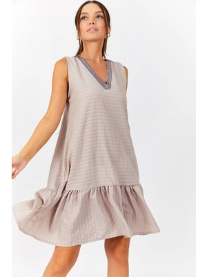 Armonika Kadın Bej V Yaka Etnik Desen Altı Fırfırlı Kolsuz Bürümcük Elbise ARM-22Y001071