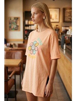 Armonika Kadın Yavruağzı Önü Çiçek Baskılı Yanları Yırtmaçlı Pamuklu T-Shirt ARM-26Y137003