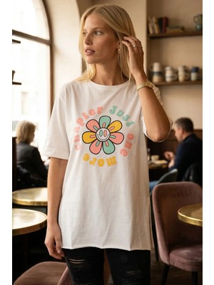 Armonika Kadın Beyaz Önü Çiçek Baskılı Yanları Yırtmaçlı Pamuklu T-Shirt ARM-26Y137003