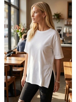 Armonika Kadın Beyaz Yuvarlak Yaka Duble Kol Yanları Yırtmaçlı Pamuklu T-Shirt ARM-26Y137001