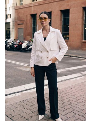 Armonika Kadın Beyaz Renkli Astarlı Vatkalı Kısa Trençkot ARM-26Y001069