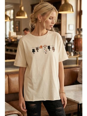 Armonika Kadın Krem Önü Kedi Baskılı Yanları Yırtmaçlı Pamuklu T-Shirt ARM-26Y137002