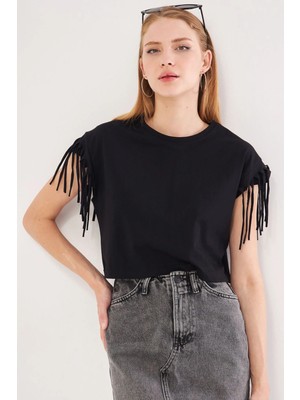 Armonika Kadın Siyah Kolları Püsküllü Oversize Crop T-Shirt ARM-24Y024019