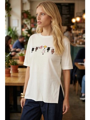 Armonika Kadın Beyaz Önü Kedi Baskılı Yanları Yırtmaçlı Pamuklu T-Shirt ARM-26Y137002