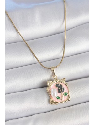 bebekokusu Tegan 316L Çelik Gold Renk Zincir Pembe Mineli Çiçek Işlemli Inci Detay Portre Model Kadın Kolye TG27BKO10185