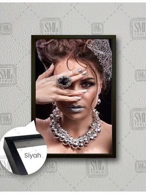 SML Tablo Tek Gözü Kapalı Gümüş Takılı Kadın Model Dikey Çerçeveli Kanvas Tablo