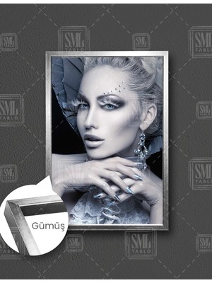 SML Tablo Mavi Gözlü Kadın Model Woman Makyaj Ruj Dikey Çerçeveli Kanvas Tablo