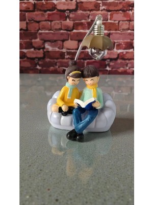 Famemus Accessory Oturan Çift Hediyelik Ürün Biblo Ürün Boyutu: 20CM*13CM