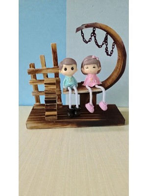 Famemus Accessory Ahşap Oturan Çift Dekor Süs Hediyelik Ürün BOYUT:20CM*18CM