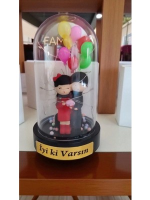 Famemus Accessory Iyiki Varsın Balonlu Biblolu Fanus LED Işıklı Boyut 20 cm
