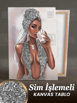 SML Tablo Sim Işlemeli Gümüş Detaylı Kahve Içen Havalı Kadın Ilüstrasyonu Simli Dikey Kanvas Tablo