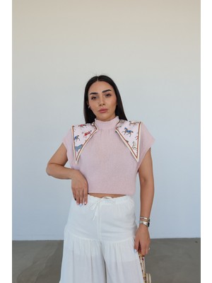 Özge Özgenç Dik Yaka Kısa Kol Triko