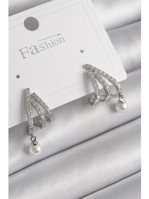 İsingir Shopping Pirinç Gümüş Renk Zirkon Taşlı Pençe Model Inci Detay Kadın Küpe