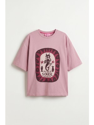 Quzu Yazı ve Figür Baskılı Oversize Tişört Pembe