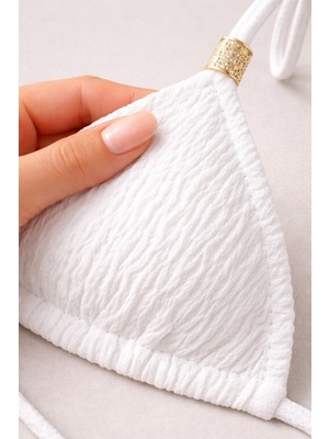 Kadın Beyaz Pedli Üçgen Bikini Üstü Halter Bağlamalı Aksesuarlı