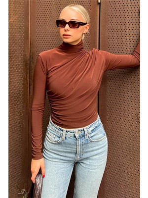 Swist Kahverengi Yarım Balıkçı Omuz ve Bel Drapeli Kadın Bluz Crop