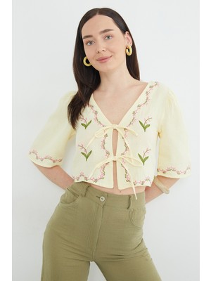 FullaModa Önden Bağlamalı Çiçek Nakışlı Müslin Kumaş Bluz
