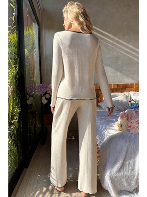 Kadın Beyaz Örme Kumaş V Yaka Düğmeli Rahat Şık Pijama Takımı