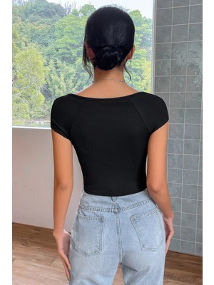 Kadın Siyah Kare Yaka Yarım Kol Göğüs Dekolteli Crop Top Bluz