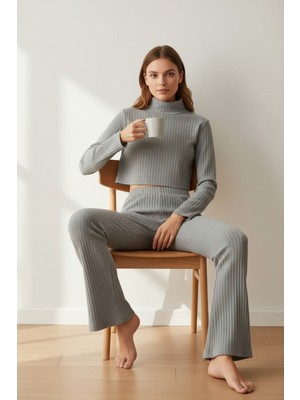 Kadın Fitilli Eşofman Takımı – Gri Boğazlı Crop Üst & Ispanyol Paça Pantolon, Esnek Rahat Kalıp