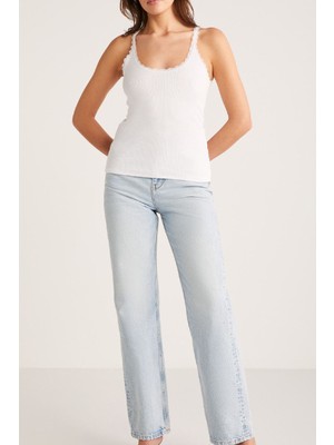 Kadın Beyaz Normal Kalıp Dantel Detalı Ince Askılı Oyuk Yaka Atlet