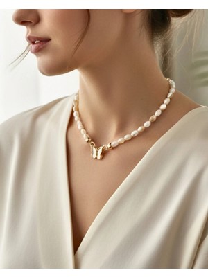 Taşlı Kelebek Figürlü Kadın Kolye – Zarif ve Şık Tasarım