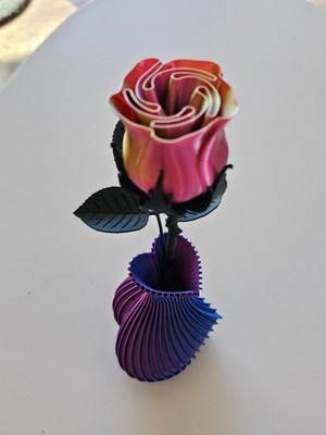 Kalp Tasarımlı Spiral Vazo