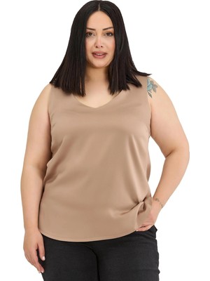 Disentis Modest Büyük Beden V Yaka Yanı Yırtmaçlı Kolsuz Saten Vizon Bluz