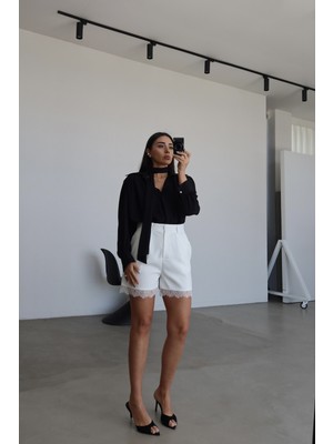 Özge Özgenç Etek Ucu Dantelli Kemerli Şort