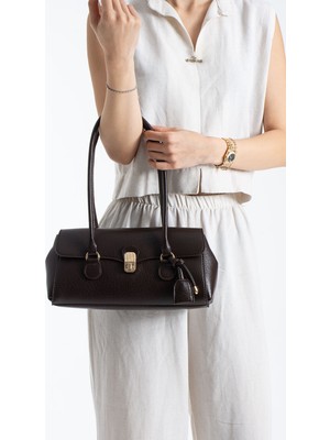 Dev 3 Adam Nçs Baget Kadın Kol Çantası Kapaklı ve Kilit Kapamalı